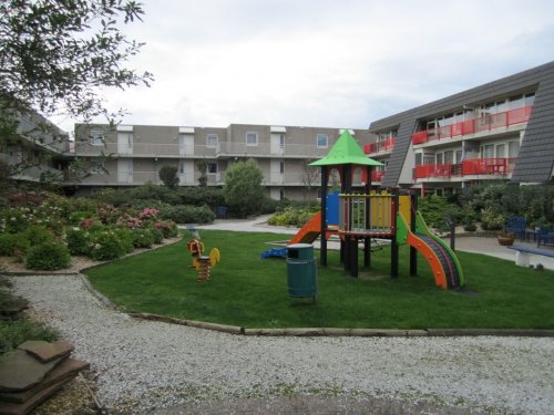 Speelplaats voor de allerkleinsten in de binnentuin van Amelander Paradijs
